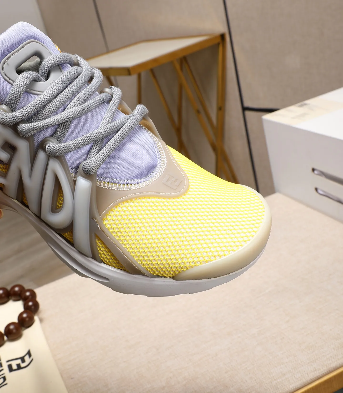 Men's Men's Shoes 💰800 Fendi Fendi's latest Tag series of men's casual mesh sports running shoes, originally purchased and developed, this Tag sneaker is a one-leg sneaker, made of black high-tech mesh material with gray neoprene details. Oversized FENDI lettering on the side and translucent rubber details. Light and flexible rubber running shoe soles, beautifully packaged at the delivery counter, customized breathable lining, original molded foam rubber outsole, sole thickness: 3.5CM! Size: 40-44 (customized at 39.45.46)